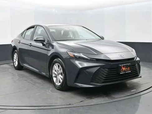Used 2025 Toyota Camry LE image 2