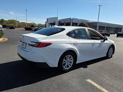 Used 2025 Toyota Camry LE image 11