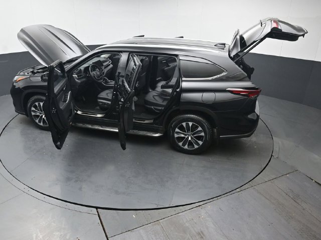 Used 2025 Toyota Highlander XLE AWD/4WD image 48
