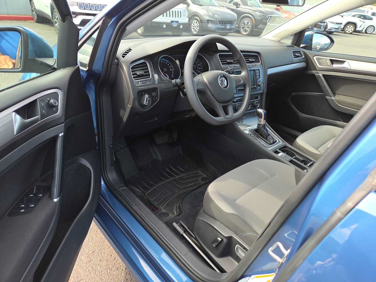 Used 2016 Volkswagen e-Golf SE w/ DC Fast Charging Package FWD image 10