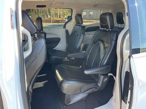 Used 2023 Chrysler Pacifica Touring-L image 21
