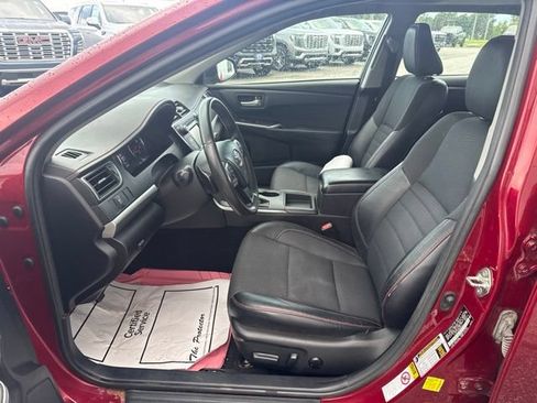Used 2017 Toyota Camry SE w/ Moonroof Package FWD image 13
