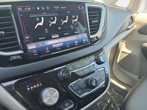 Used 2024 Chrysler Pacifica Touring-L FWD image 22
