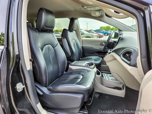 Used 2023 Chrysler Pacifica Touring-L FWD image 29
