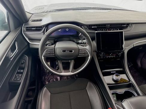 Used 2025 Jeep Grand Cherokee L Laredo image 21