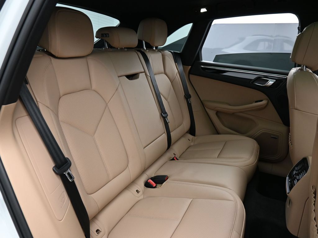 Certified 2026 Porsche Macan AWD/4WD image 27