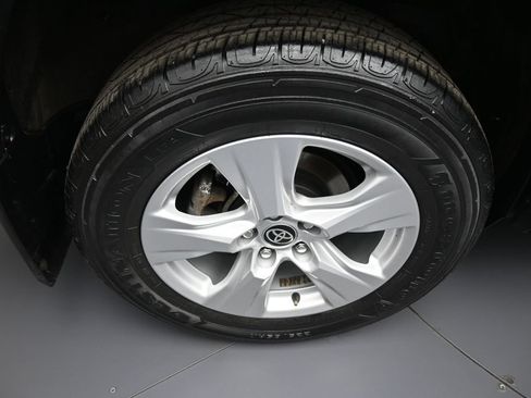 Used 2021 Toyota RAV4 XLE AWD/4WD image 12