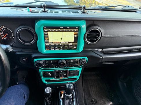 Used 2020 Jeep Wrangler Unlimited Sahara image 29