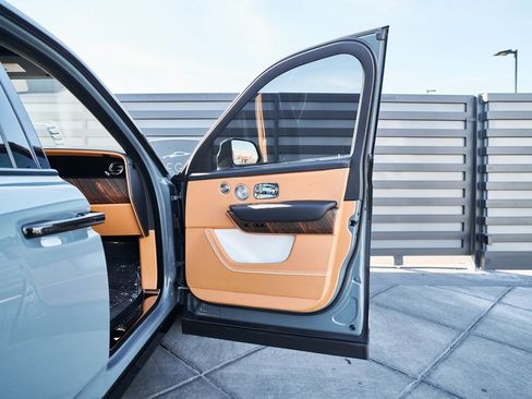 Used 2025 Rolls-Royce Cullinan image 24