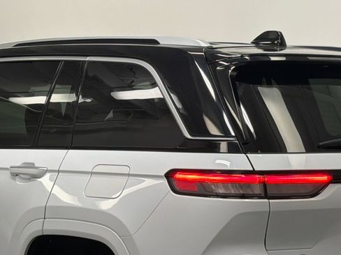 Used 2022 Jeep Grand Cherokee Summit AWD/4WD image 7