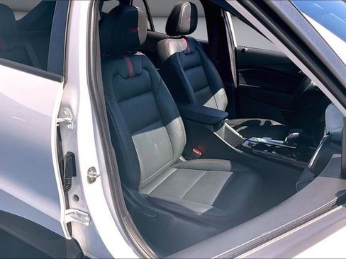 Used 2024 Chevrolet Trax RS w/ Sunroof Package FWD image 28