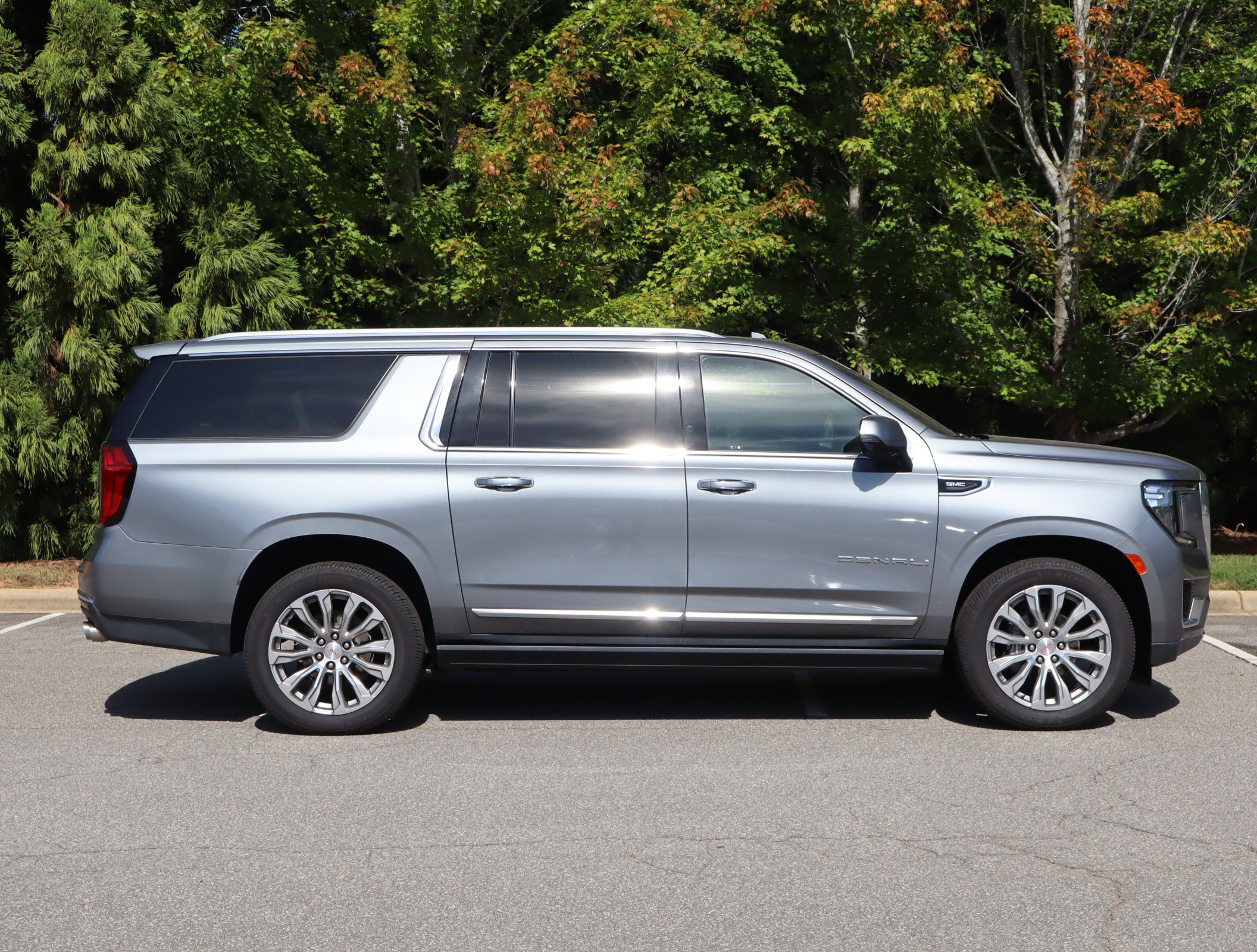 Used 2021 GMC Yukon XL Denali w/ Denali Premium Package AWD/4WD image 10