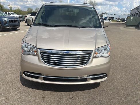 Used 2016 Chrysler Town & Country Touring FWD image 8