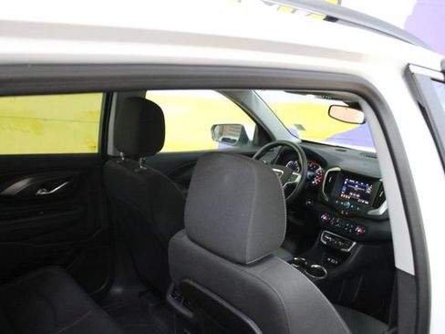 Used 2024 GMC Terrain SLE w/ Driver Convenience Package FWD image 10