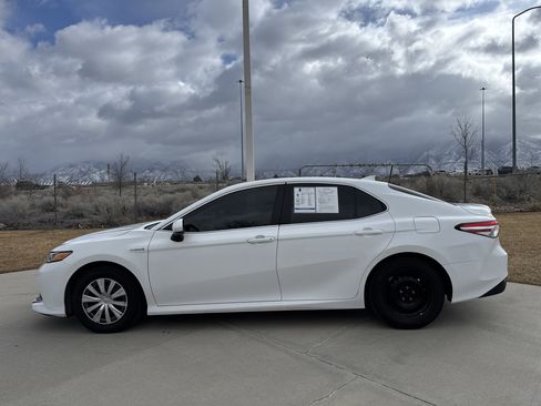 Used 2020 Toyota Camry LE image 2