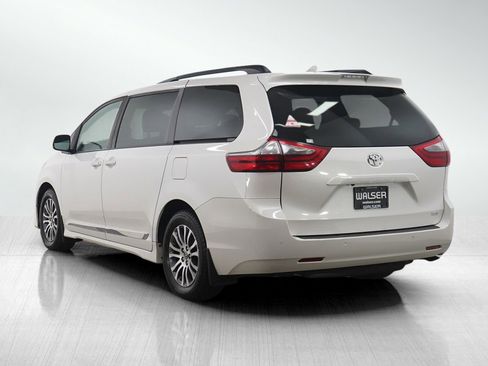 Used 2020 Toyota Sienna XLE image 3