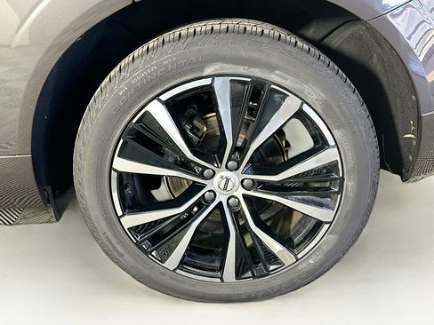 Used 2025 Volvo XC60 B5 Plus image 11