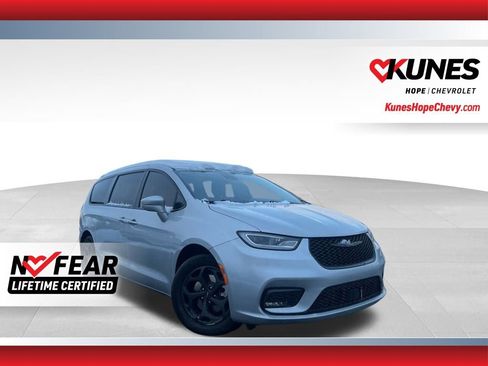 Used 2022 Chrysler Pacifica Touring-L w/ S Appearance Package image 1