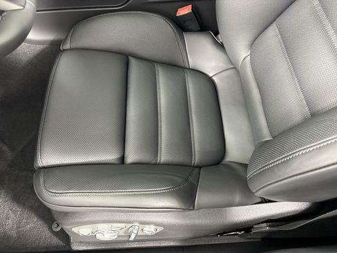 Certified 2025 Porsche Macan image 15