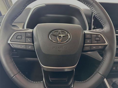 Used 2024 Toyota Highlander Limited AWD/4WD image 16