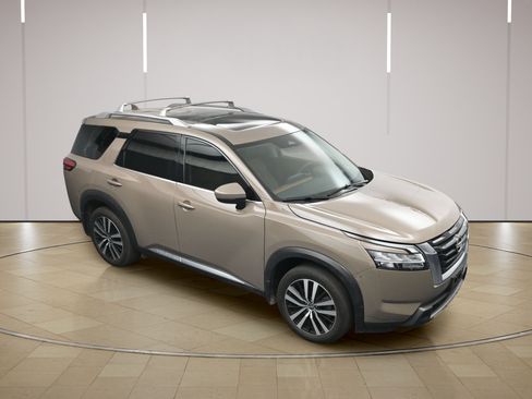 Certified 2024 Nissan Pathfinder Platinum FWD image 35