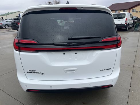 Used 2025 Chrysler Pacifica Limited image 6