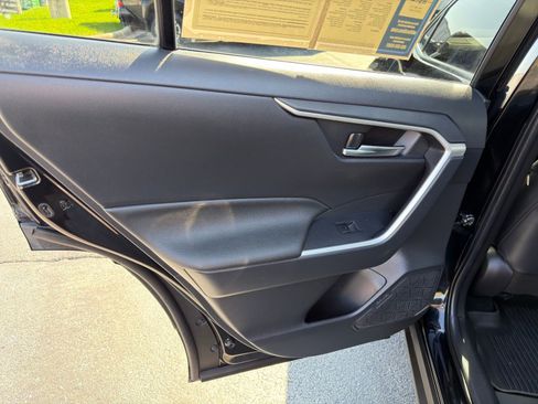 Used 2022 Toyota RAV4 XLE Premium image 31