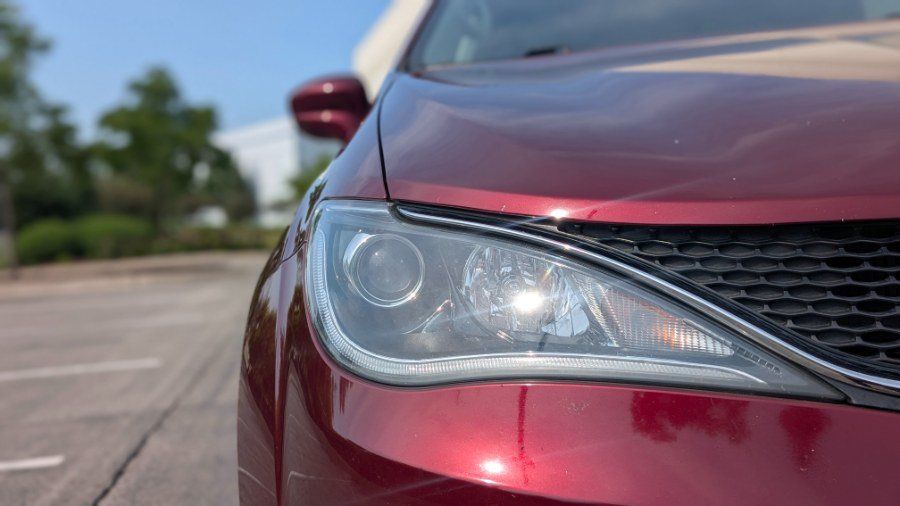 Used 2018 Chrysler Pacifica Touring Plus w/ Tire & Wheel Group FWD image 9