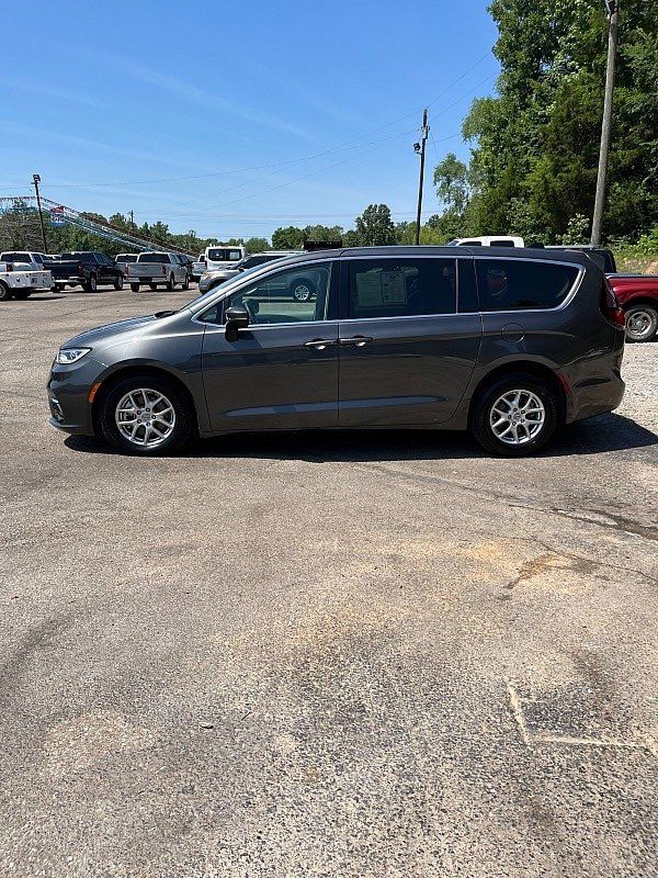 Used 2023 Chrysler Pacifica Touring-L FWD image 4