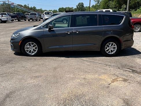 Used 2023 Chrysler Pacifica Touring-L FWD image 4