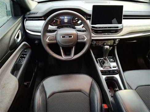 Used 2024 Jeep Compass Latitude image 11