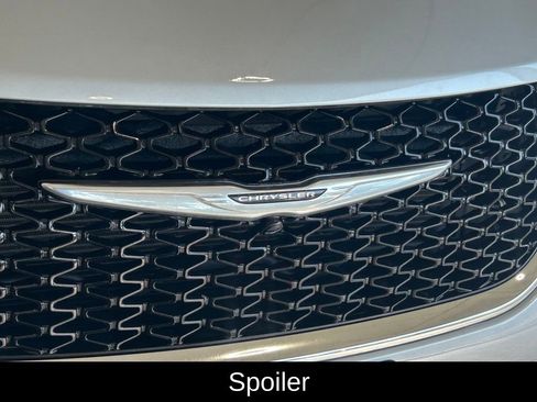 Used 2024 Chrysler Pacifica Touring-L image 18