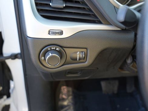 Used 2016 Jeep Cherokee Sport image 17