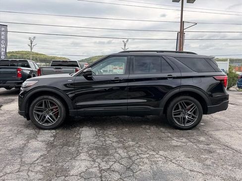 Used 2025 Ford Explorer ST-Line w/ ST-Line Street Pack AWD/4WD image 9