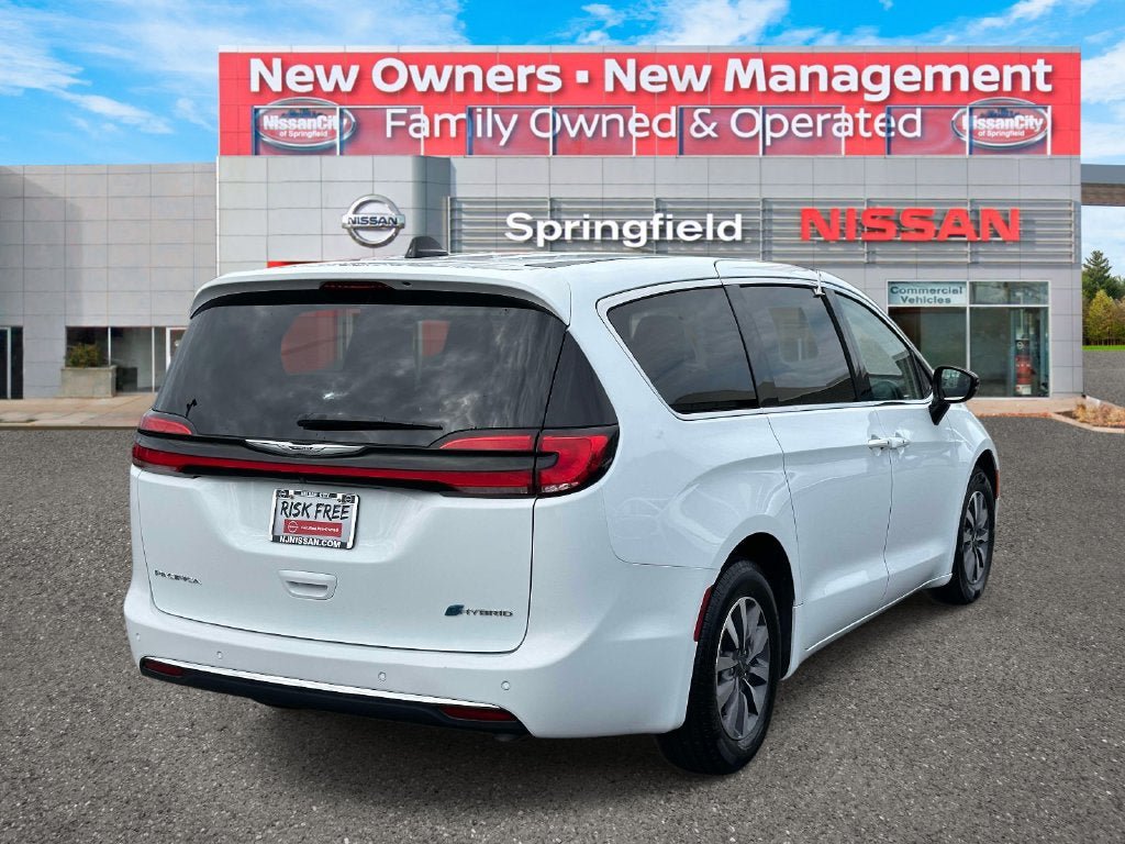 Used 2024 Chrysler Pacifica Limited FWD image 5