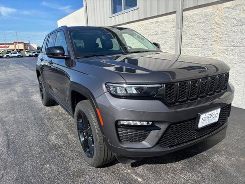 Used 2023 Jeep Grand Cherokee Limited w/ Luxury Tech Group II AWD/4WD image 3