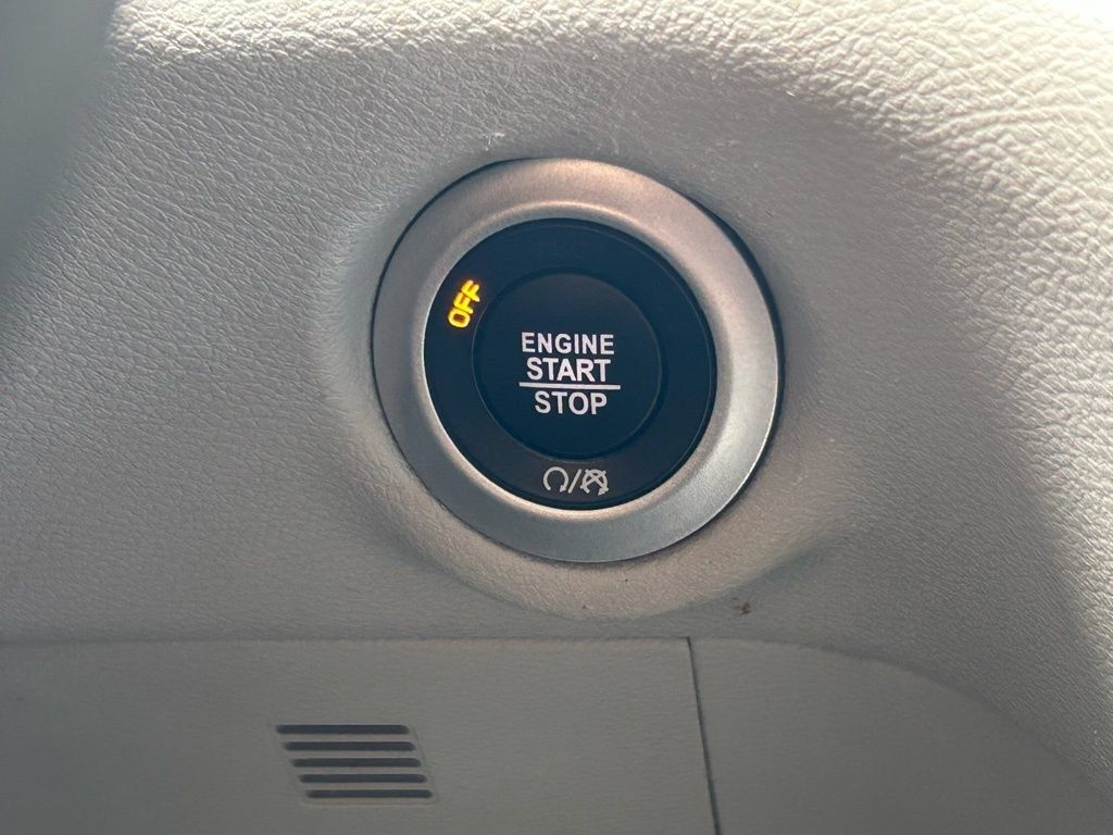 Used 2023 Chrysler Pacifica Touring-L FWD image 44