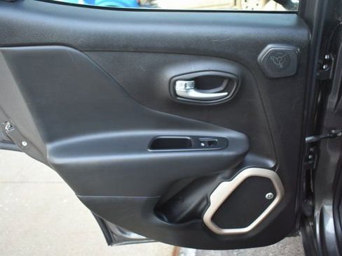 Used 2017 Jeep Renegade Limited image 32