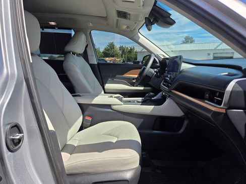 Used 2024 Toyota Grand Highlander AWD Hybrid image 12