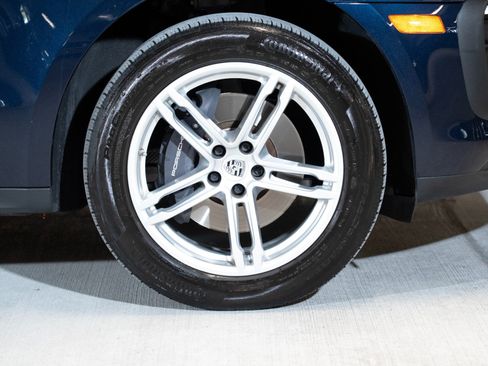 Certified 2023 Porsche Macan AWD/4WD image 11