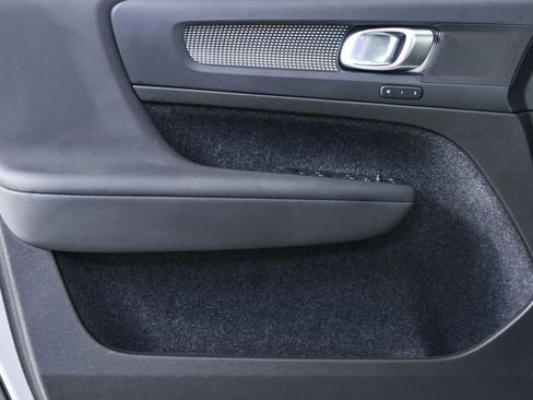 Certified 2025 Volvo XC40 B5 Plus image 8