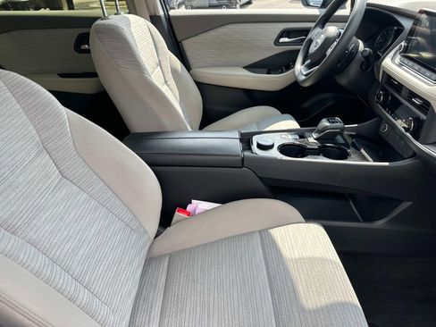 Used 2023 Nissan Rogue SV image 4