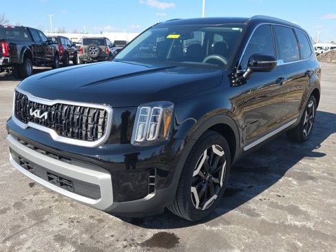 Used 2023 Kia Telluride EX w/ EX Captain's Chair Package image 2