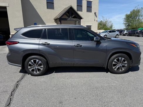 Used 2021 Toyota Highlander XLE AWD/4WD image 10