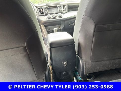 Used 2018 Toyota RAV4 LE FWD image 20