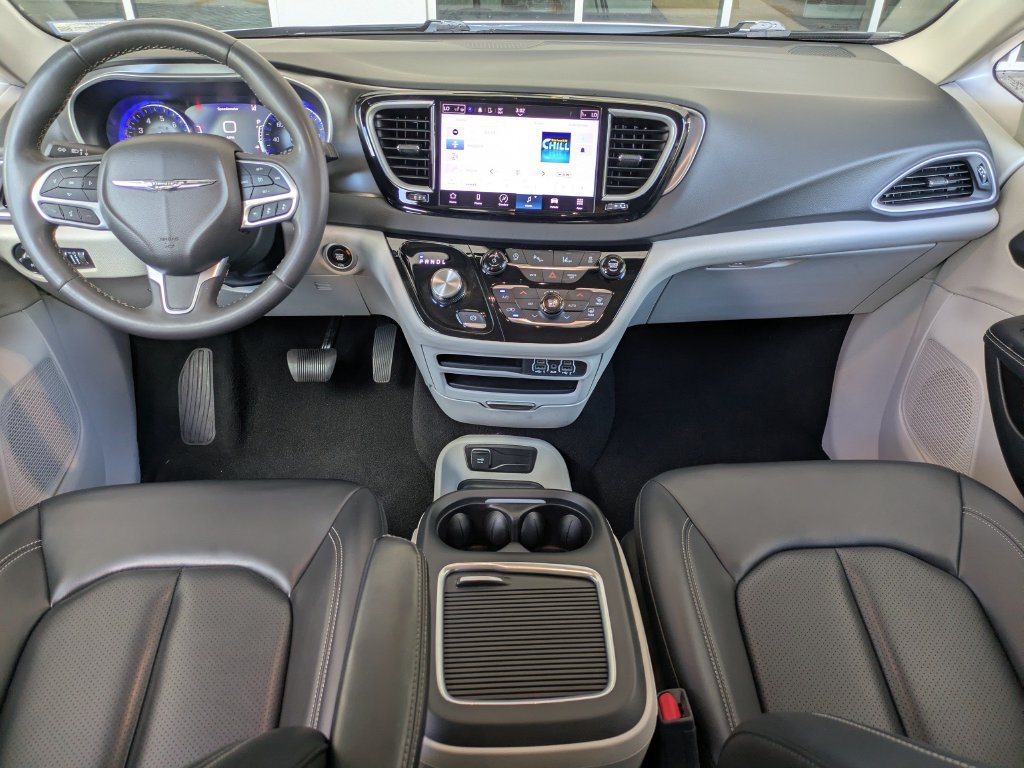 Used 2023 Chrysler Pacifica Touring-L FWD image 17