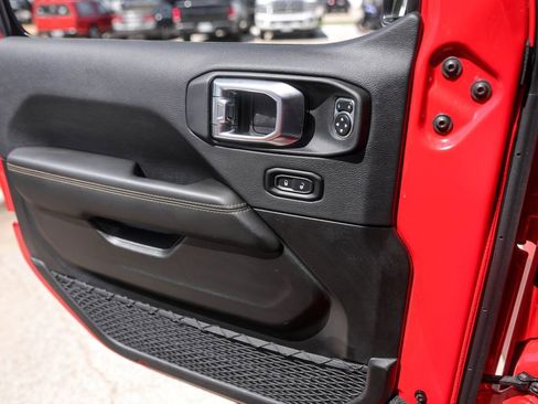 Used 2025 Jeep Wrangler Unlimited Sahara image 22