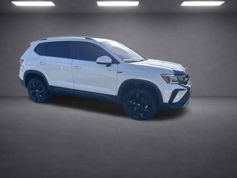 Used 2022 Volkswagen Taos SE FWD image 16