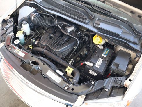 Used 2016 Chrysler Town & Country Touring-L w/ Driver Convenience Group FWD image 33