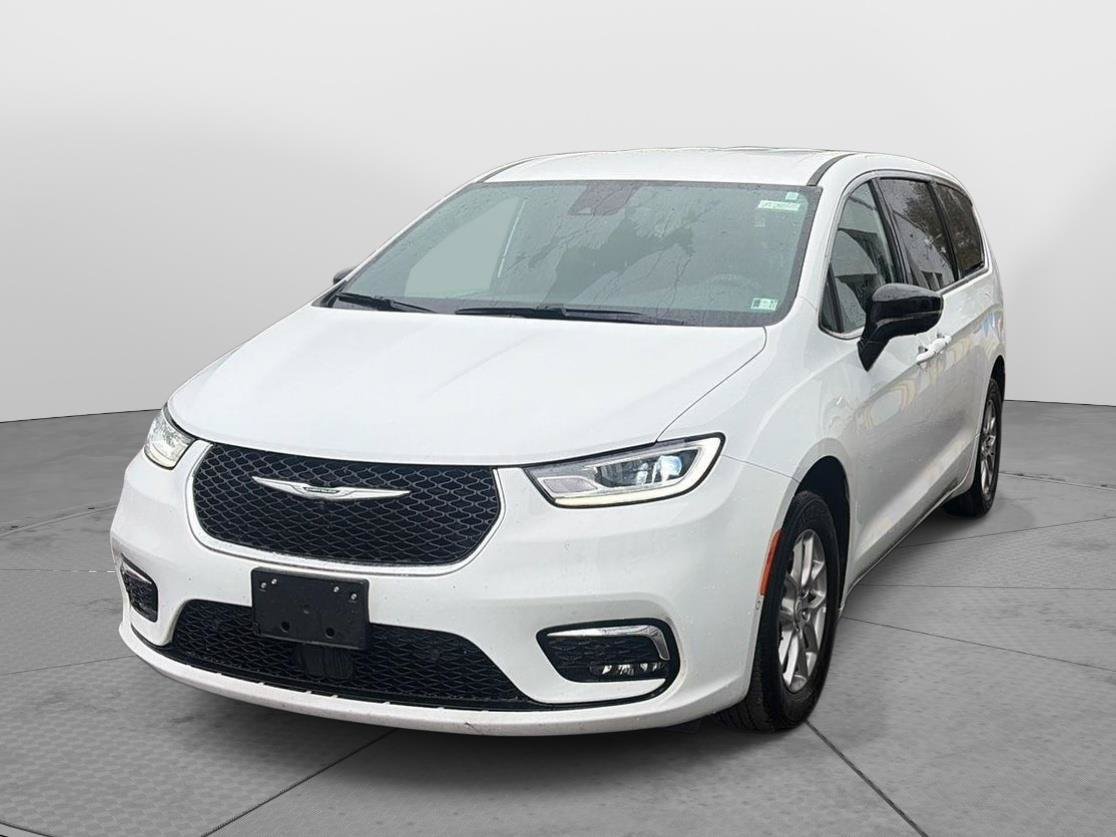 Used 2026 Chrysler Pacifica Select FWD image 2